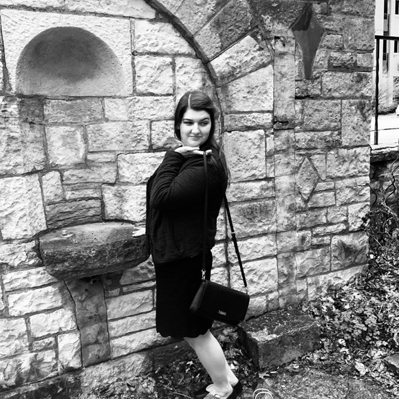 Meet your Posher, Sarah - Picture 3 of 4